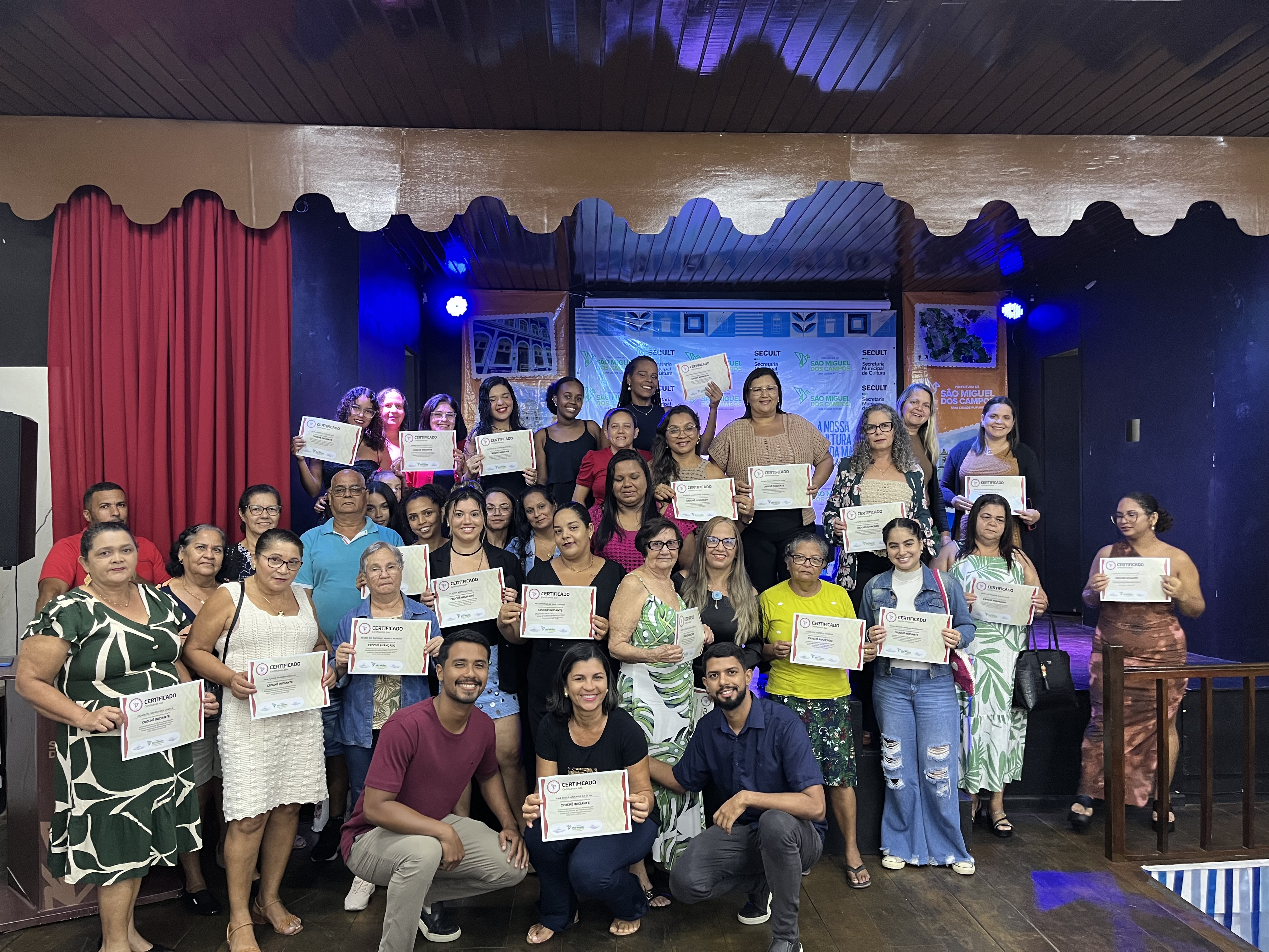 Secretaria de cultura entrega certificados dos cursos de : Crochê, Desenho, Saxofone e outros