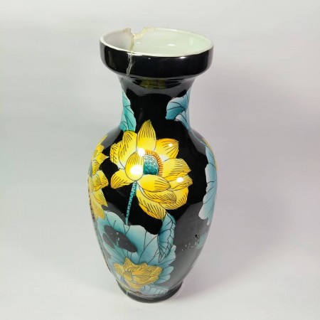 Vaso em porcelana com detalhes florais