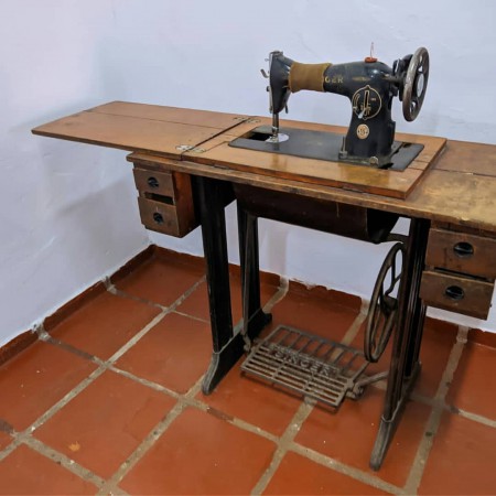 Máquina de costura com mesa de apoio