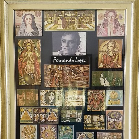 Painel com reproduções de obras de Fernando Lopes em fases diversas