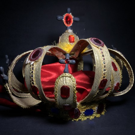 Coroas usadas na dança folclorista Taieira. 