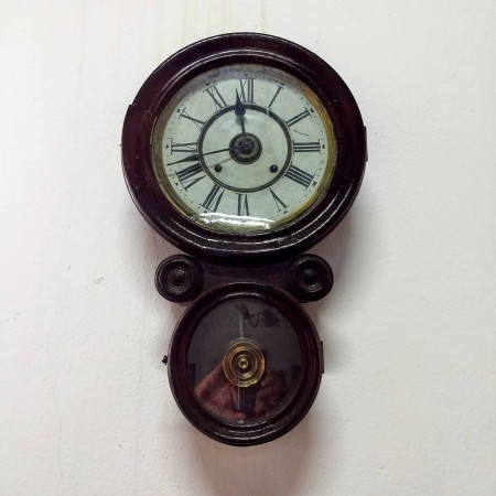 Relógio de parede em madeira entalhada