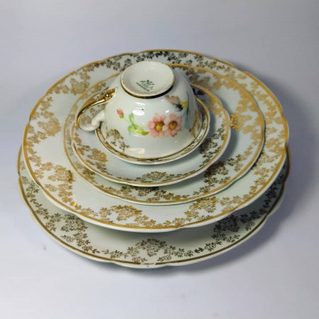 Conjunto de jantar em porcelana branca com detalhes dourado e florais