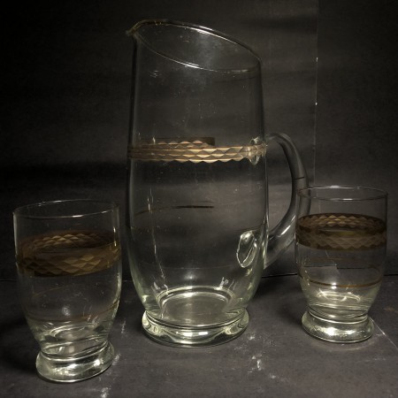Conjunto com Jarra e copos de vidro com detalhes dourado