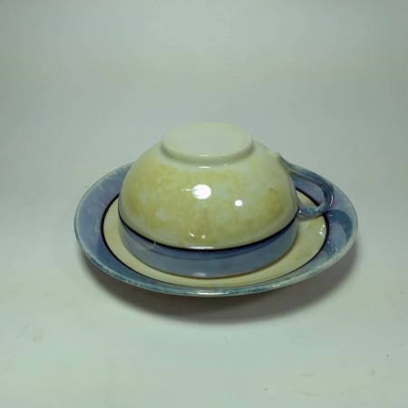Xícara de porcelana com detalhes azul e dourado