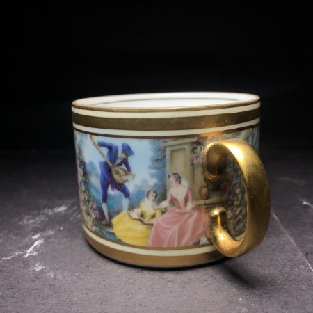 Xícara de porcelana com detalhes dourado